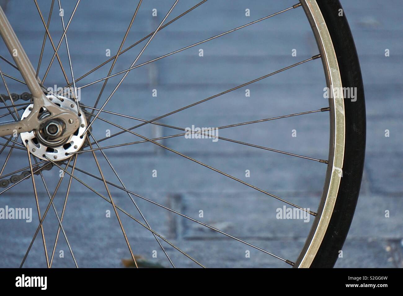 Roue de bicyclette dans la rue Banque D'Images