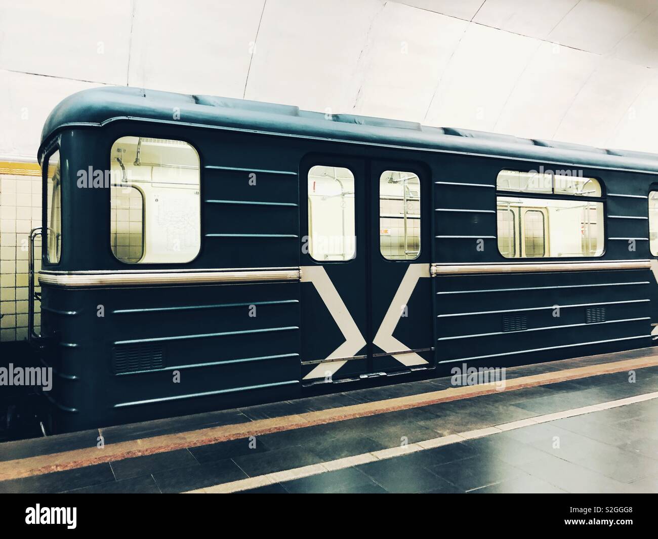 Métro de Moscou vide à la station de train voiture tge Banque D'Images