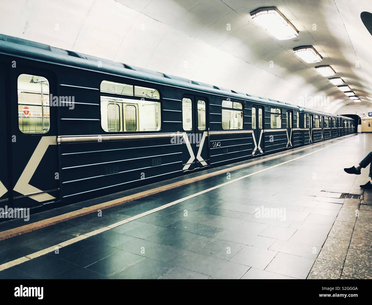 Métro de Moscou vide train voiture arrivant en gare Banque D'Images