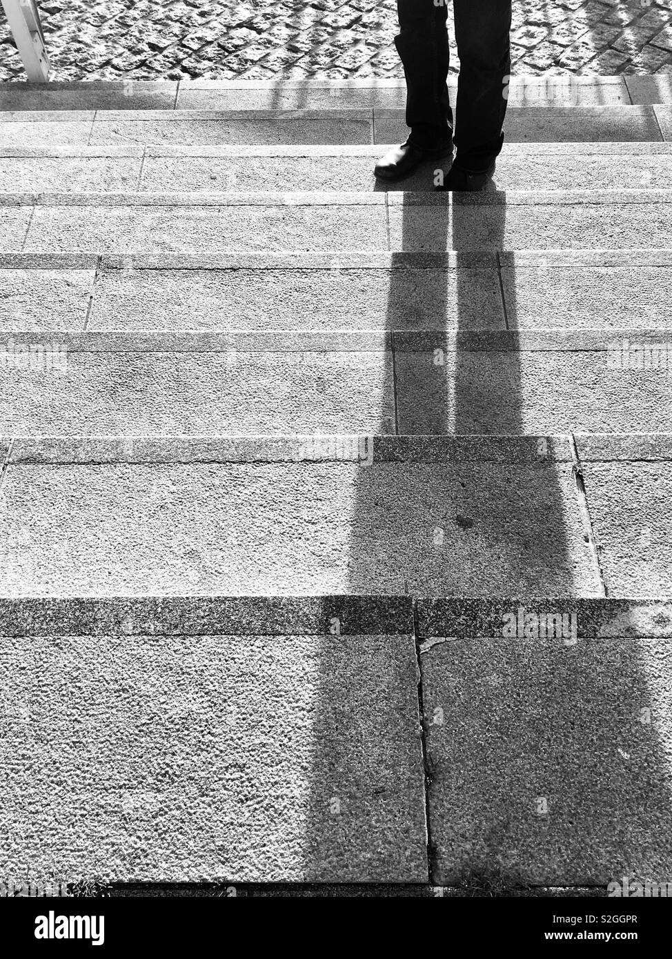 Étapes et les ombres dans soleil d'hiver Banque D'Images