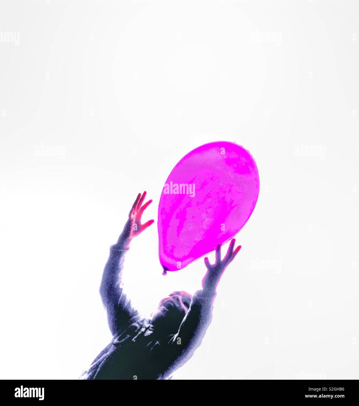 Enfant d'attraper un ballon rose. Banque D'Images