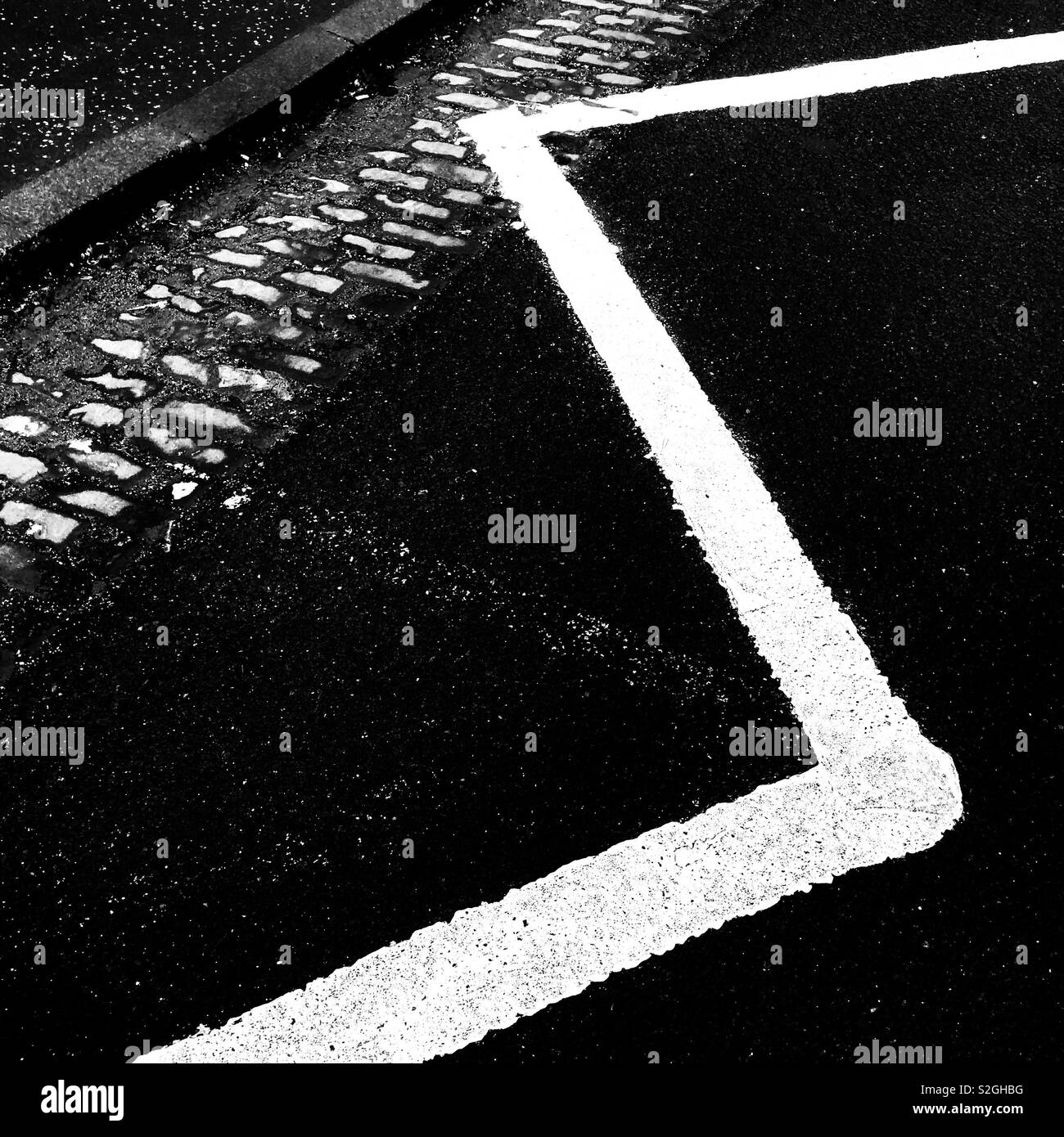 Zig Zag la signalisation horizontale. L'Écosse. UK. - Image de stock capturée avec un smartphone