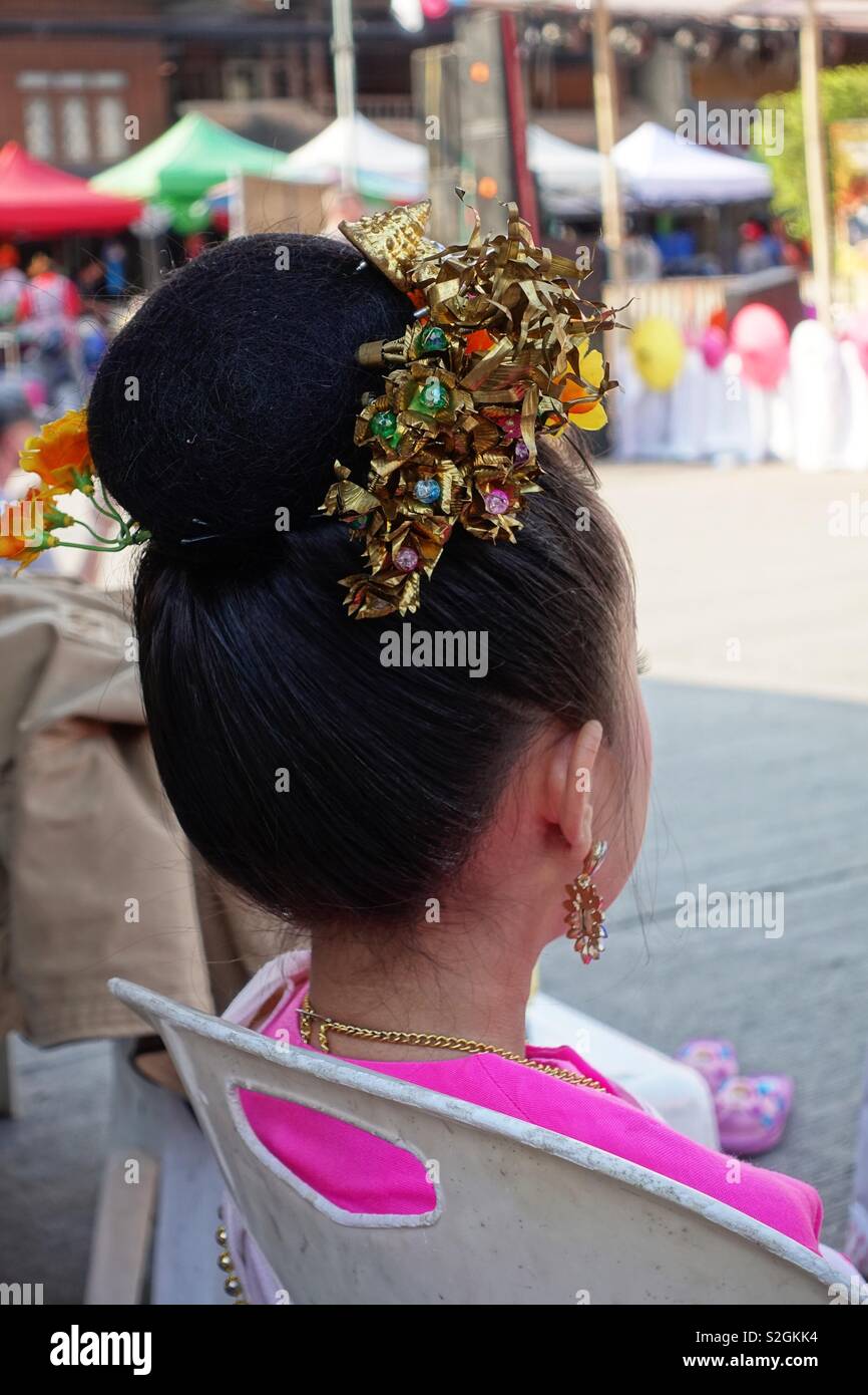 Vue arrière d'une mignonne petite fille thaïe en attente de sa performance de danse Banque D'Images