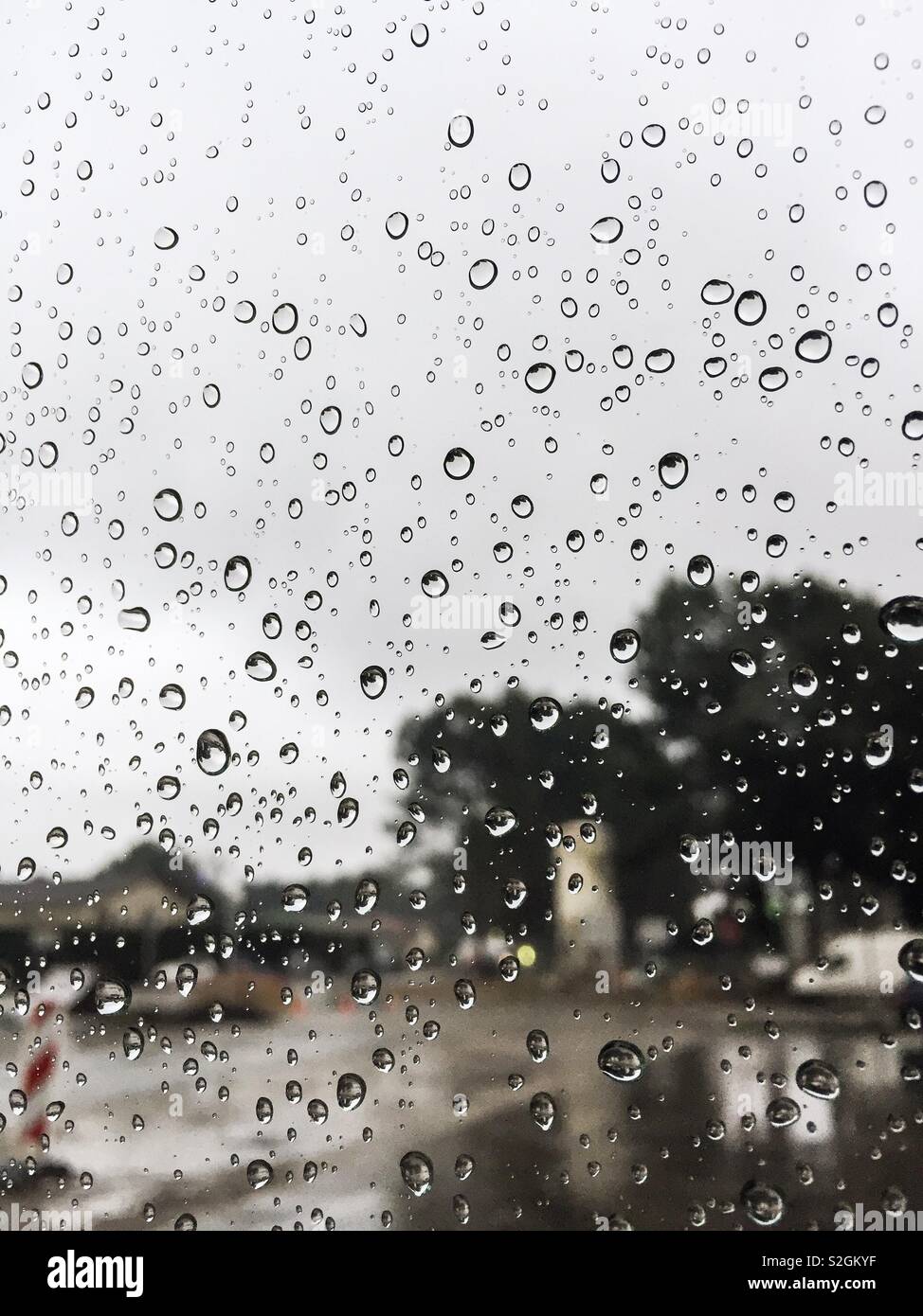 Gouttes de pluie sur la fenêtre d'une voiture. Banque D'Images