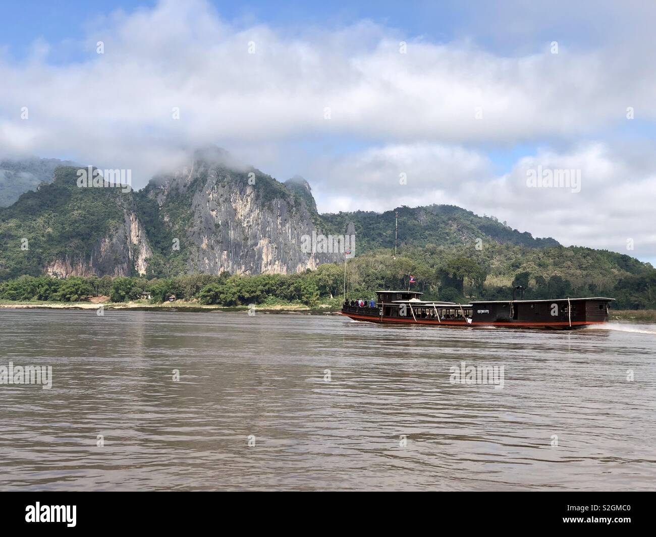 Vue sur la rivière du Mékong avec voile - Image de stock capturée avec un smartphone