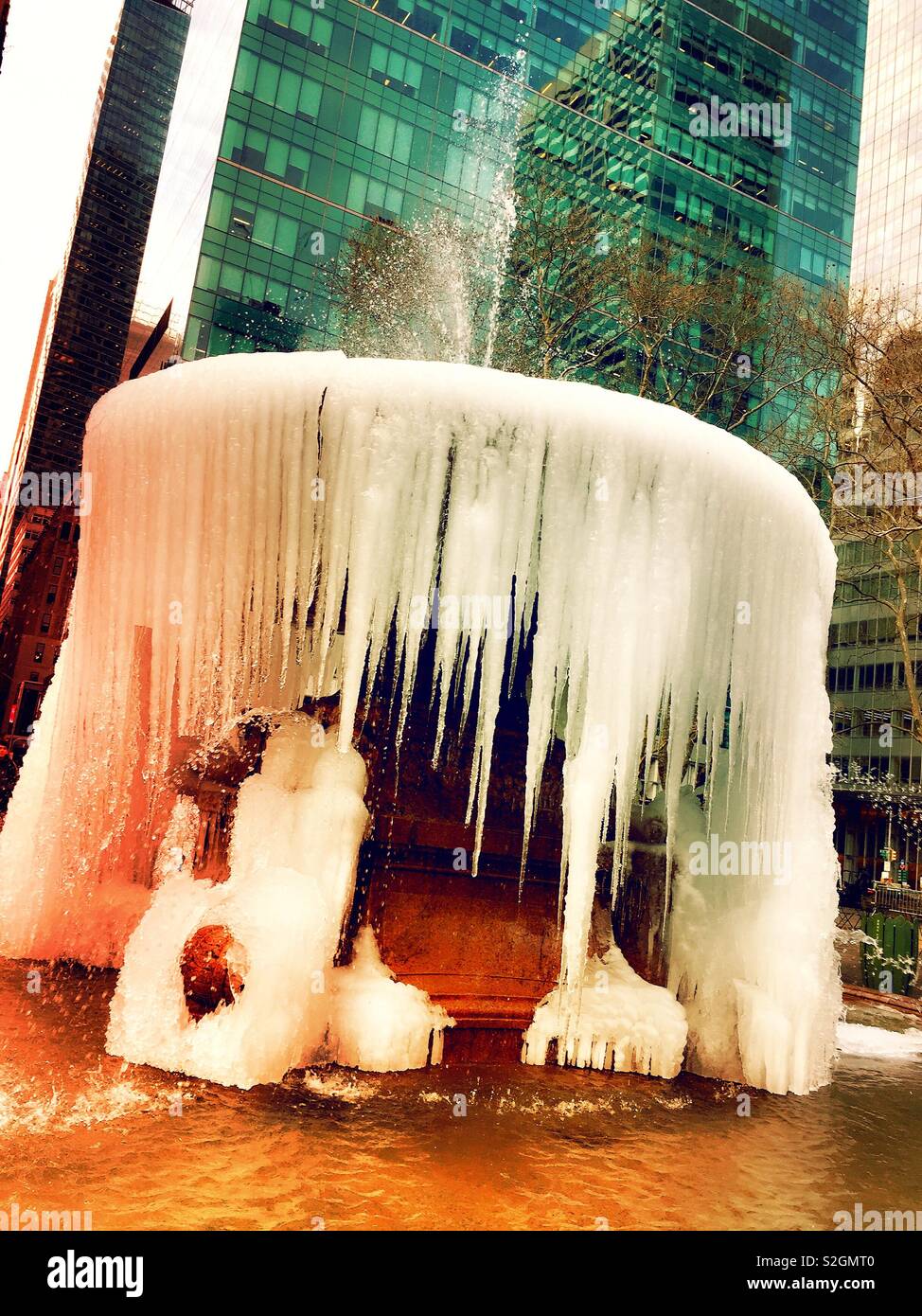 La Josephine Shaw Lowell memorial fountain est gelée dans Bryant Park pendant une vague de froid, NYC, USA Banque D'Images