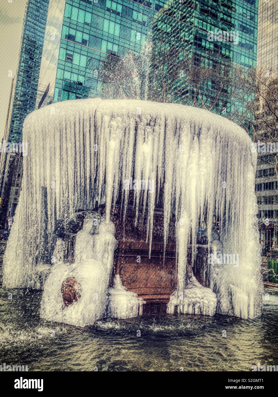 Les glaçons pendant de la Josephine Shaw Lowell Memorial Fountain in Bryant Park pendant un hiver froid, USA, NEW YORK CITY Banque D'Images