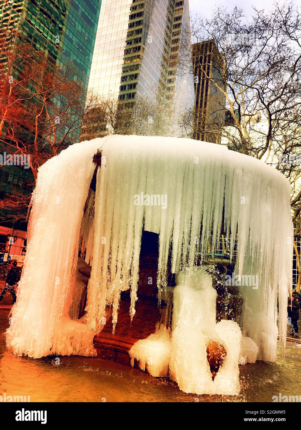 Les glaçons de contenir le Josephine Shaw Lowell Memorial Fountain in Bryant Park, New York, USA Banque D'Images