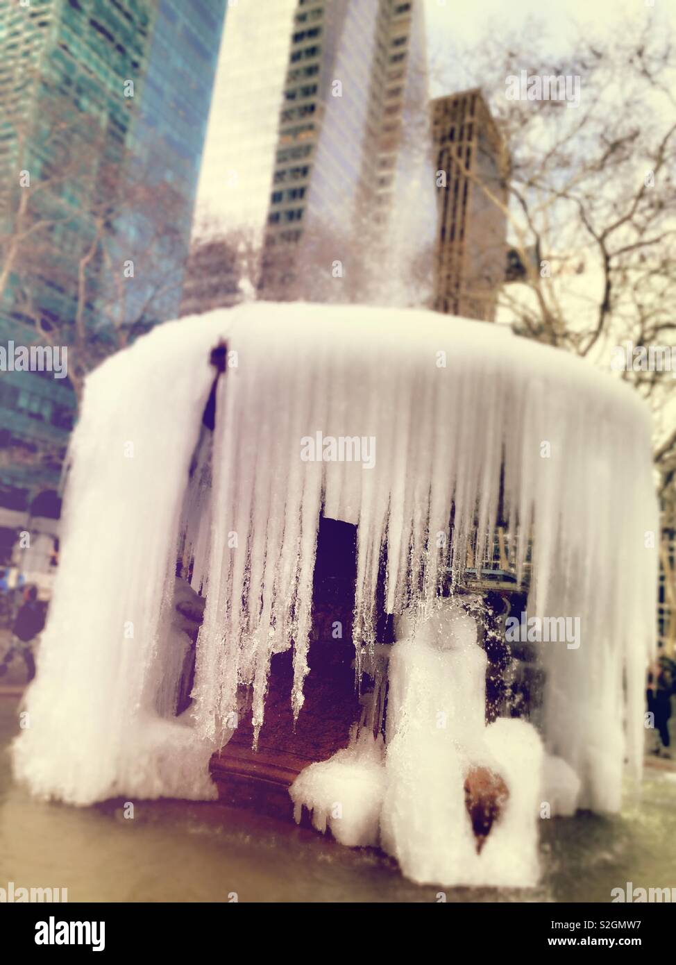 Les glaçons pendre du Josephine Shaw Lowell Memorial Fountain in Bryant Park après une vague de froid, NYC, USA Banque D'Images