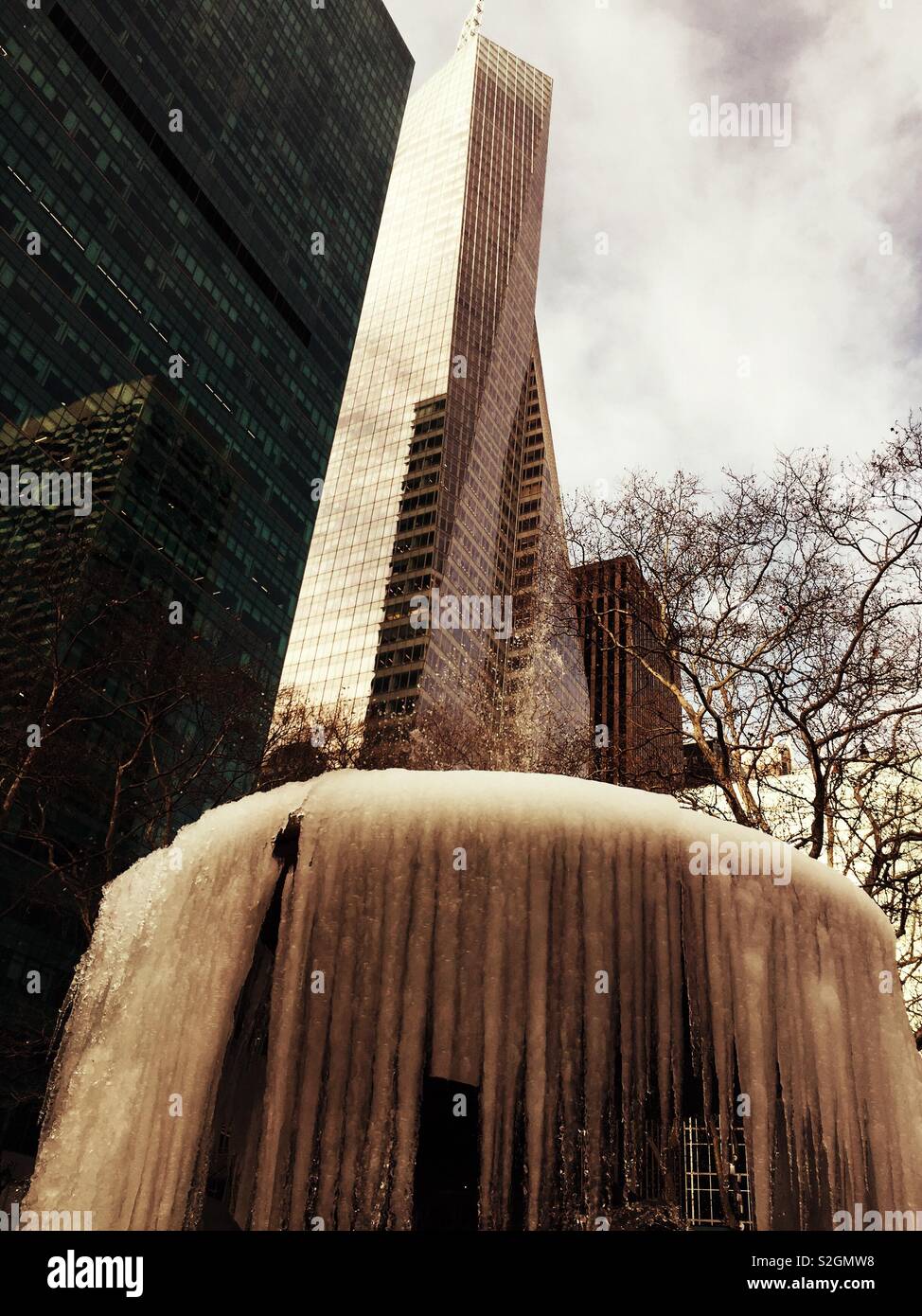 Les glaçons pendant de Josephine Shaub Lowell Memorial Fountain après un coup de froid au Bryant Park, New York, USA Banque D'Images