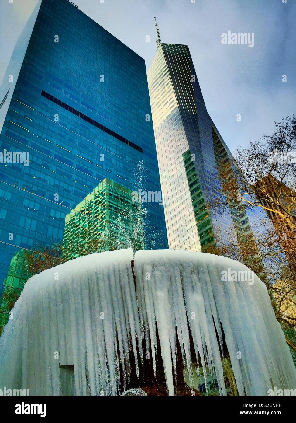 Les glaçons pendant de Josephine Shaub Lowell Memorial Fountain in Bryant Park après une vague de froid, NYC, USA Banque D'Images