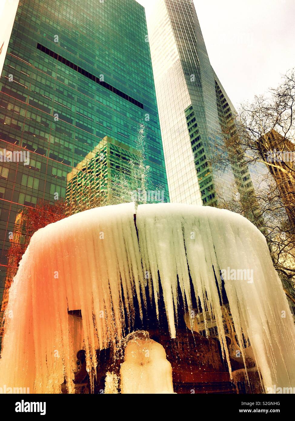 La Josephine Shaw Lowell Memorial Fountain est encore gelé à Bryant Park pendant une vague de froid, NYC, USA Banque D'Images