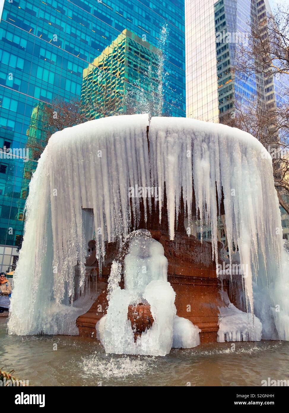 La Josephine Shaw Lowell Memorial Fountain est gelée dans Bryant Park pendant une vague de froid, NYC, USA Banque D'Images