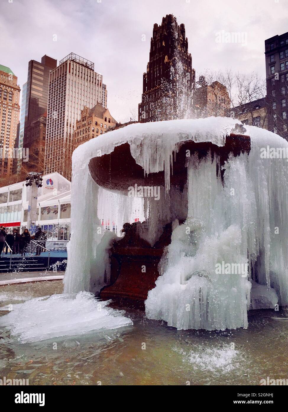 La Josephine Shaw Lowell Memorial Fountain est gelée dans Bryant Park pendant une vague de froid, NYC, USA Banque D'Images