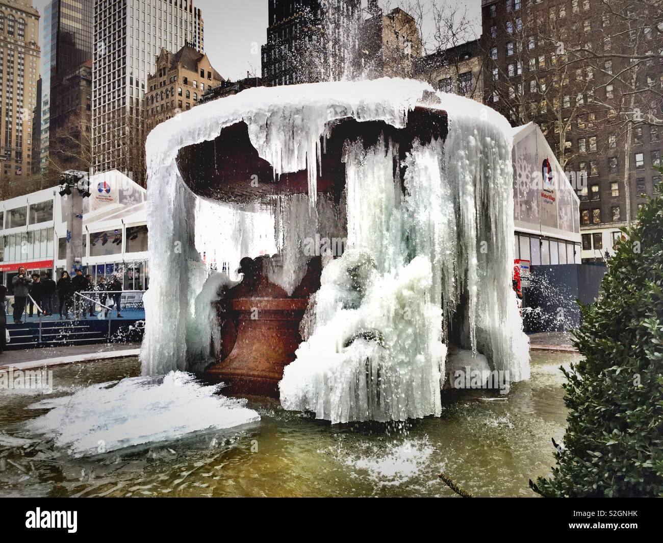La Josephine Shaw Lowell memorial fountain est gelée dans Bryant Park pendant une vague de froid, NYC, USA Banque D'Images