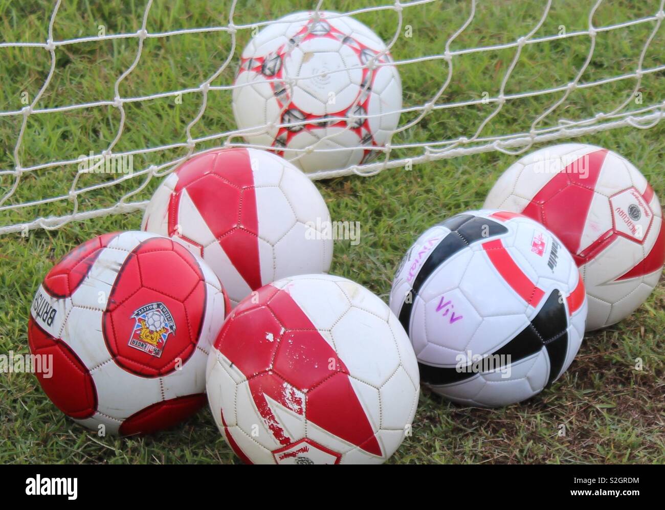 Les ballons de football en résultat net Banque D'Images
