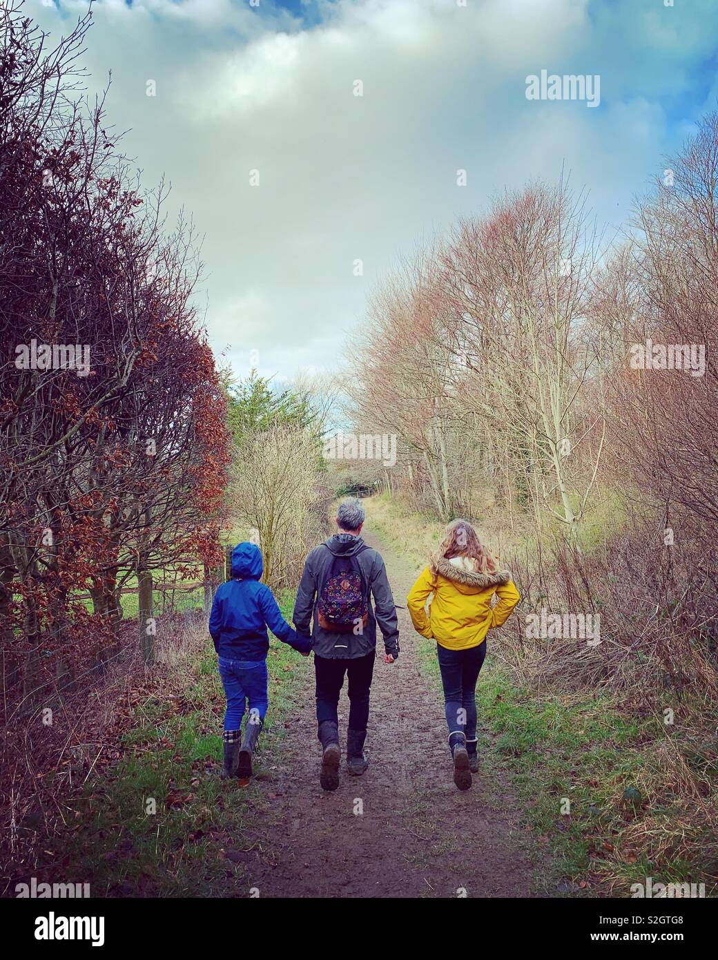 Randonnées avec ses enfants père - Image de stock capturée avec un smartphone