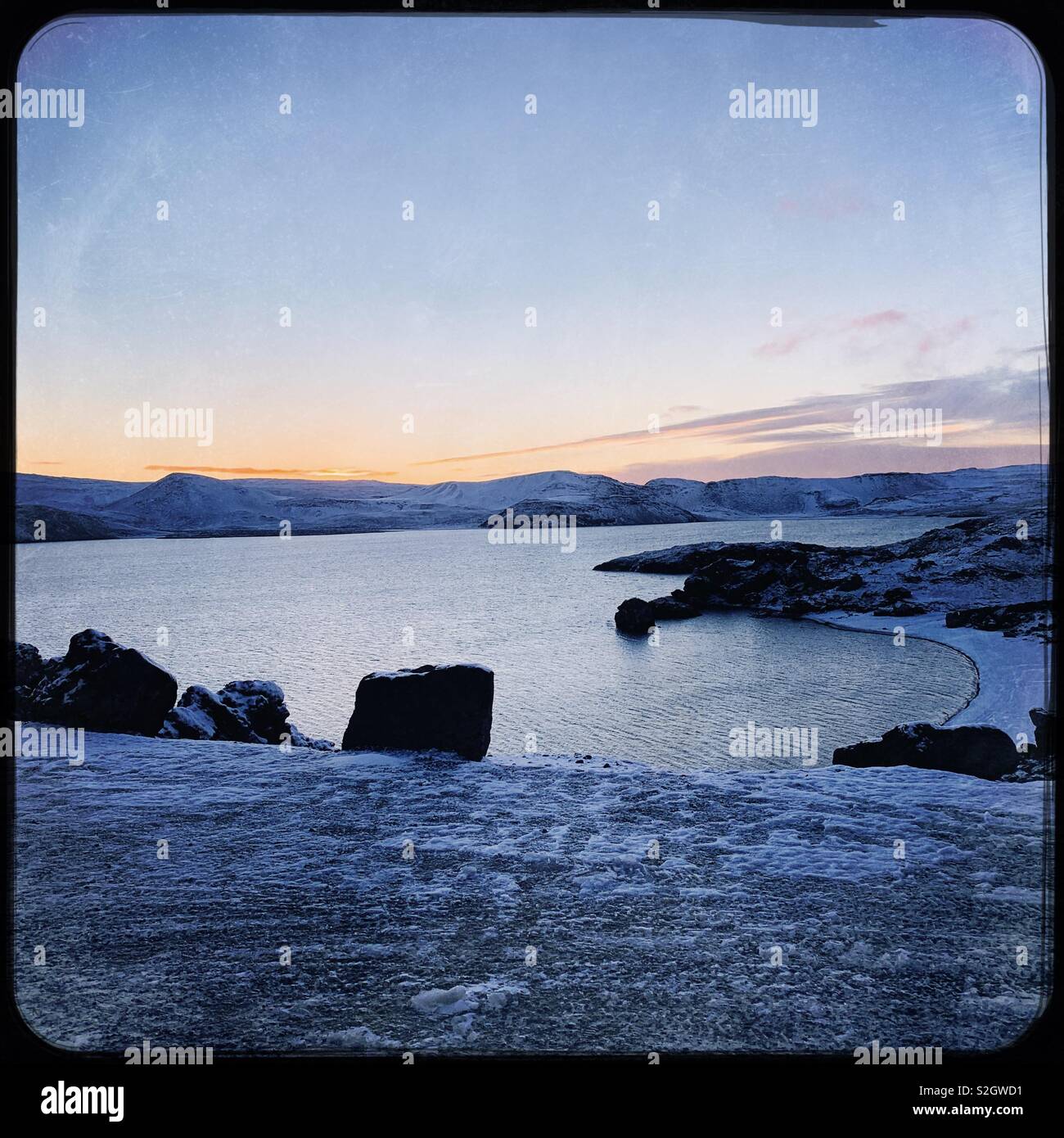 Le lac Kleifarvatn en Islande au lever du soleil en hiver - Image de stock capturée avec un smartphone