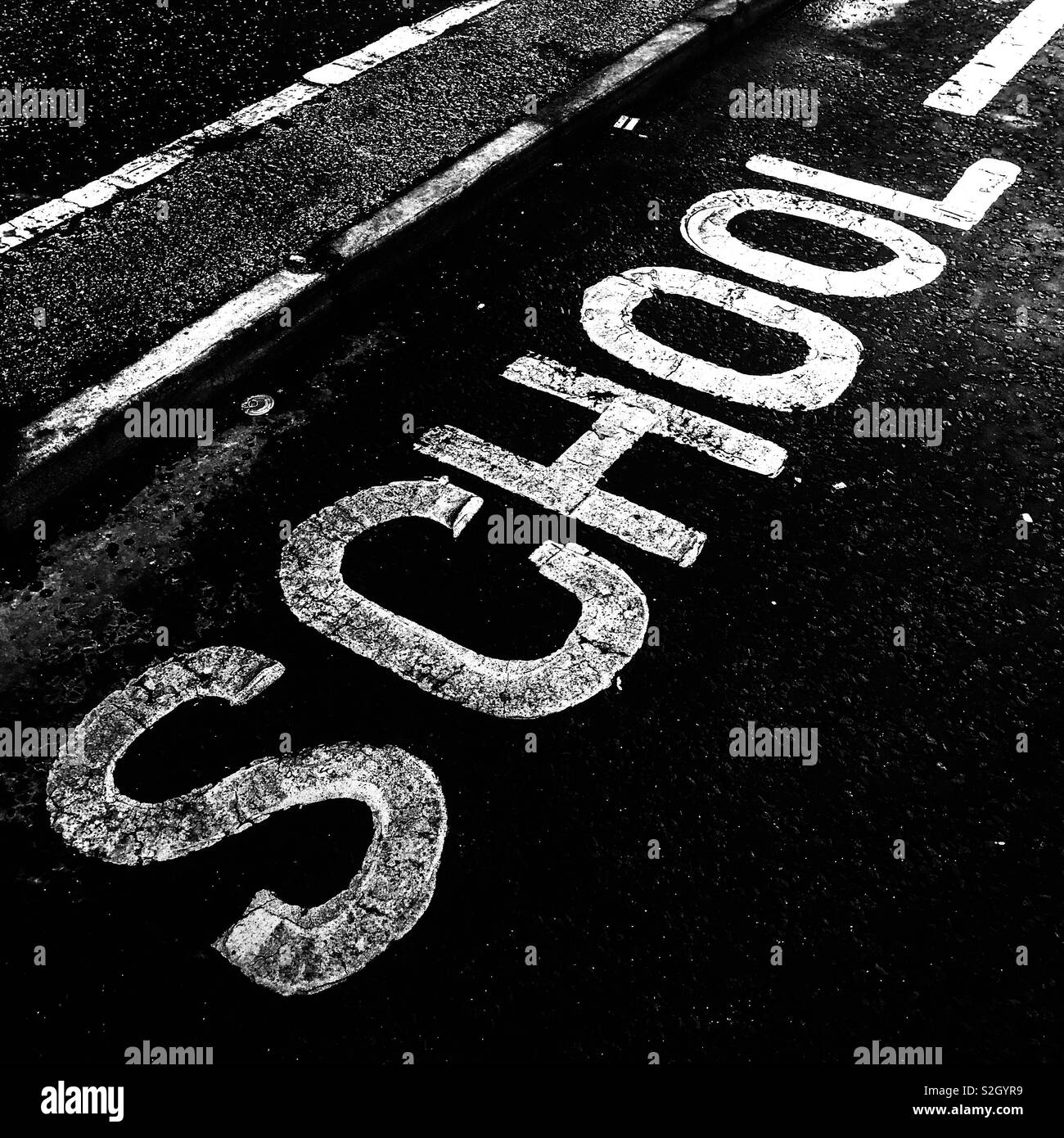 Signalisation de l'école. L'Écosse. UK. - Image de stock capturée avec un smartphone