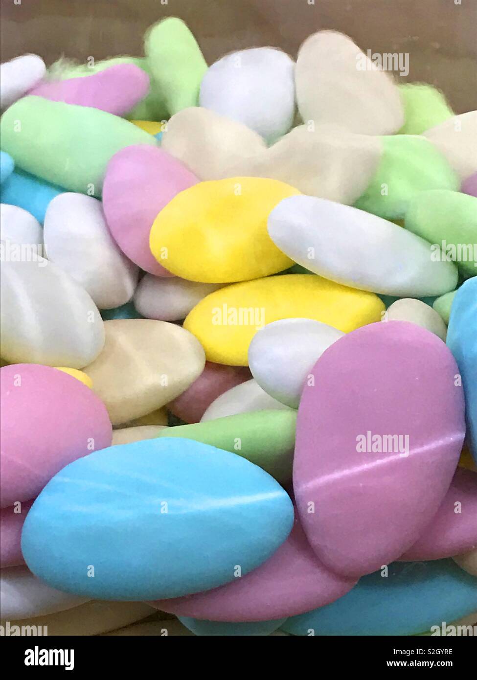 Bonbons assortis comme la couleur des pierres. Banque D'Images
