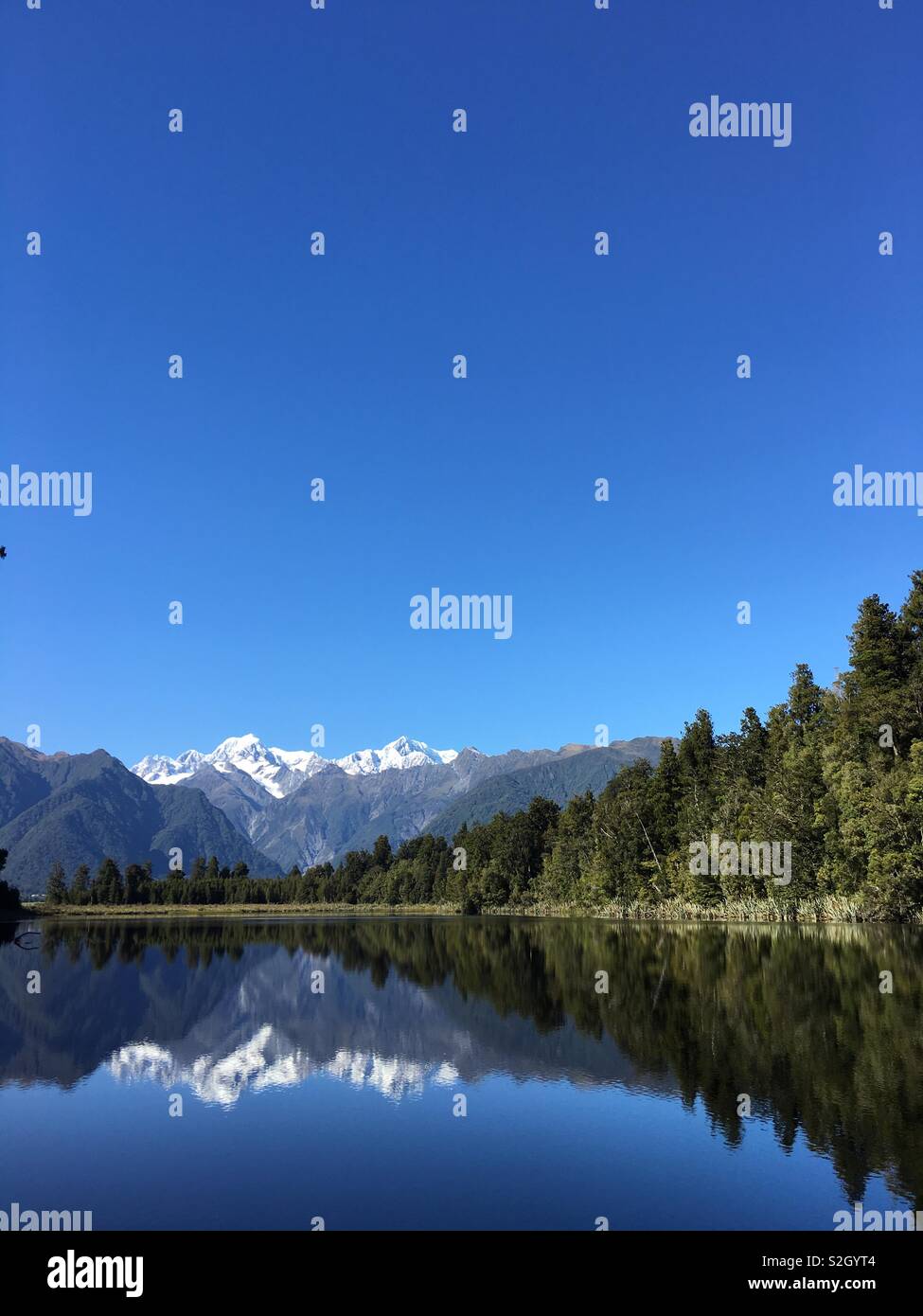 Image miroir en eau calme. Ciel bleu clair dans le silence paisible. Sur la montagne en Nouvelle-Zélande. Banque D'Images
