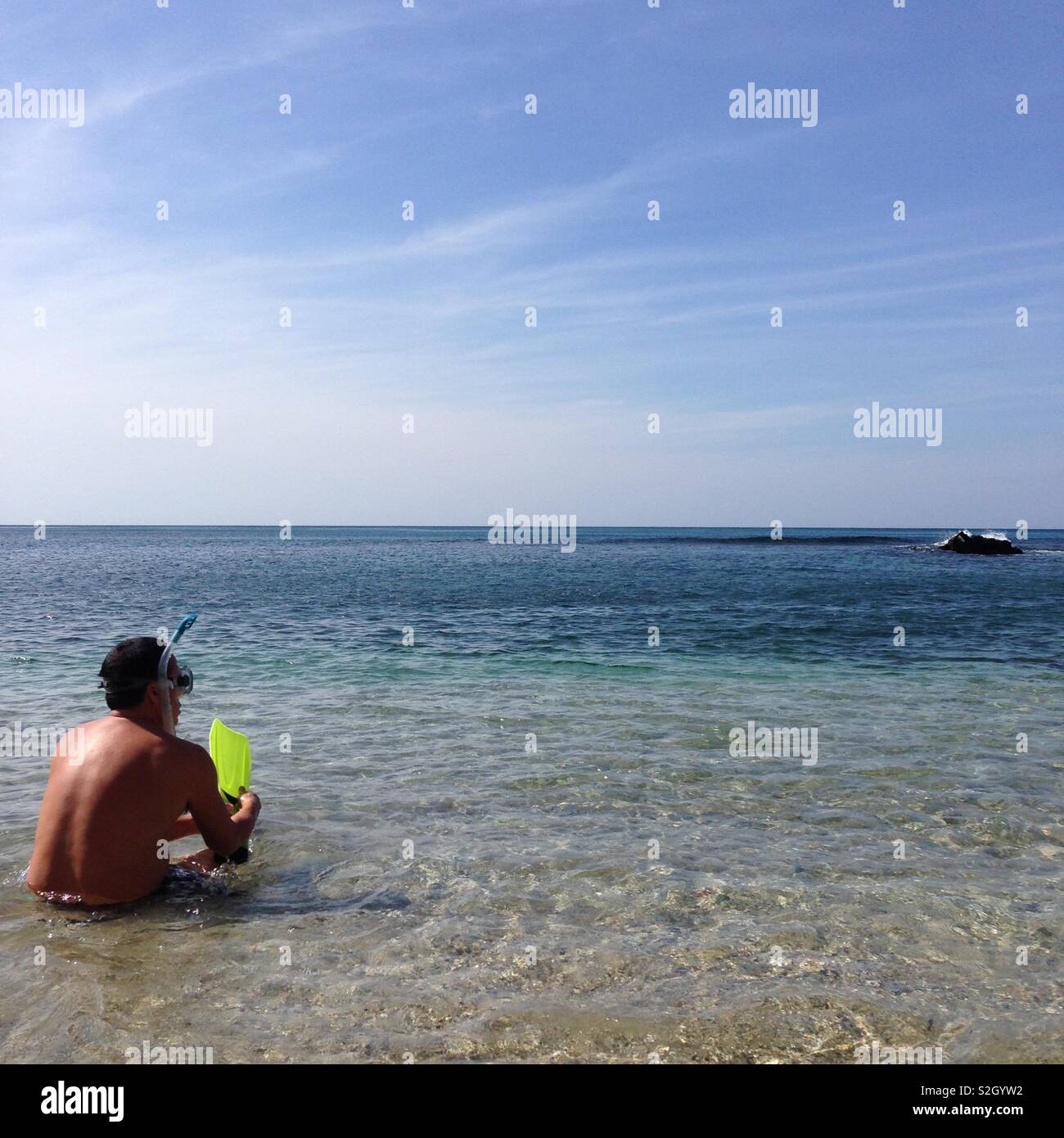 L'homme dans l'eau l'organisation de l'équipement de plongée. Encore simple regard sur la vaste mer, nous, humains, n'est que ce petit. Taiwan, Kenting Banque D'Images