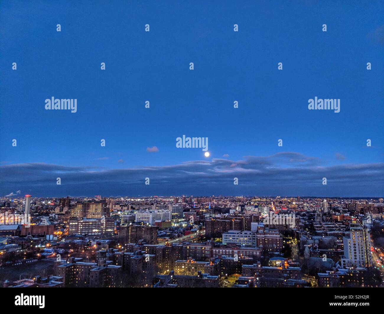 Vue Horizon face à l'est au centre-ville de Brooklyn, New York au cours de la pleine lune. Banque D'Images
