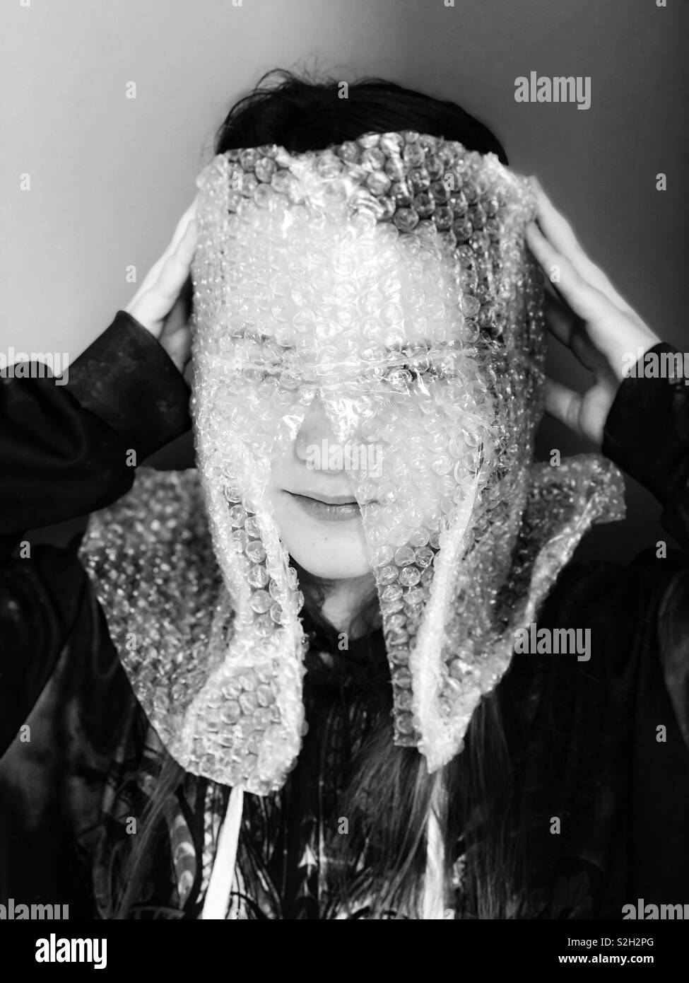 Notion de droit de l'enfant enveloppé de bulle en noir et blanc Banque D'Images