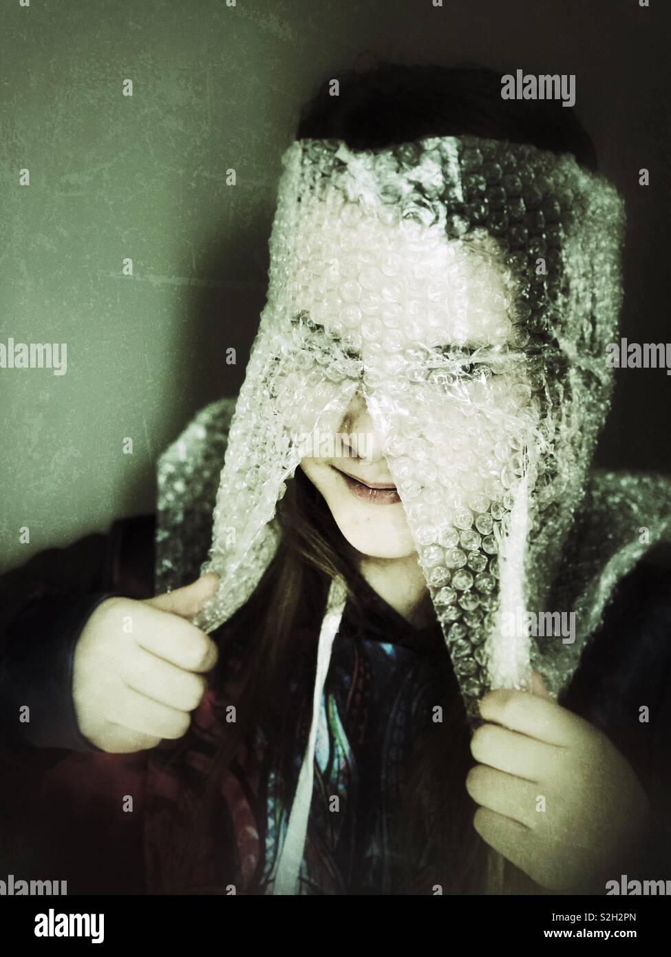 Concept photo de jeune fille essayant d'arracher la tête à bulles Banque D'Images