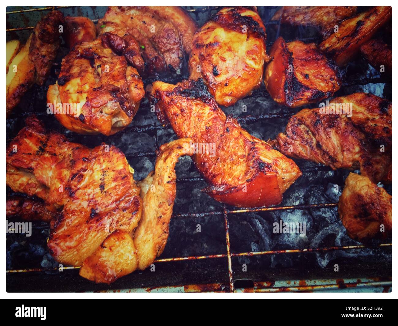 Poulet et porc barbecue. Banque D'Images