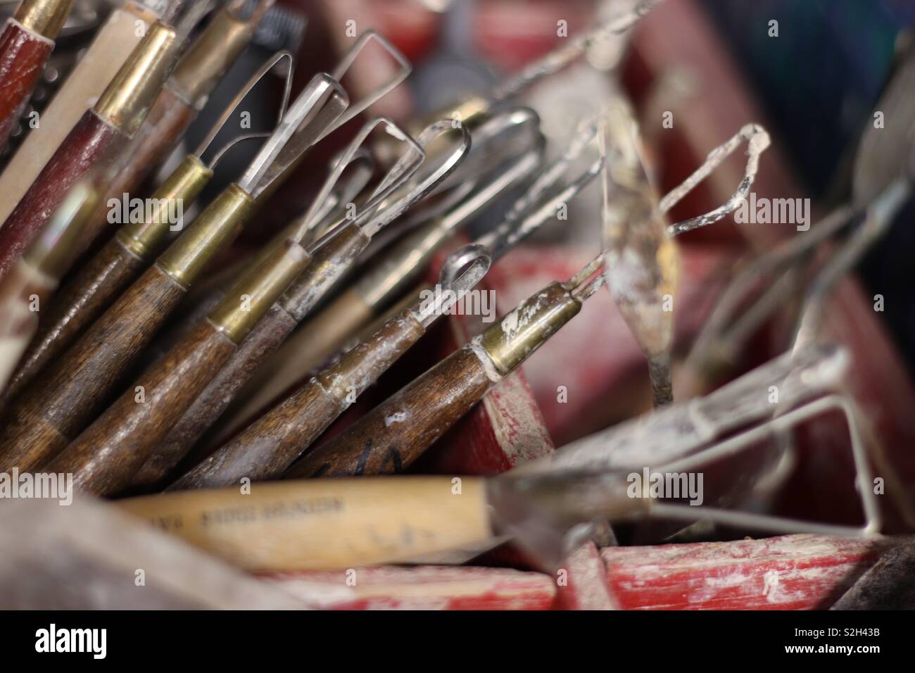 Les outils du commerce pour la création de chefs-d'poterie céramique. Banque D'Images