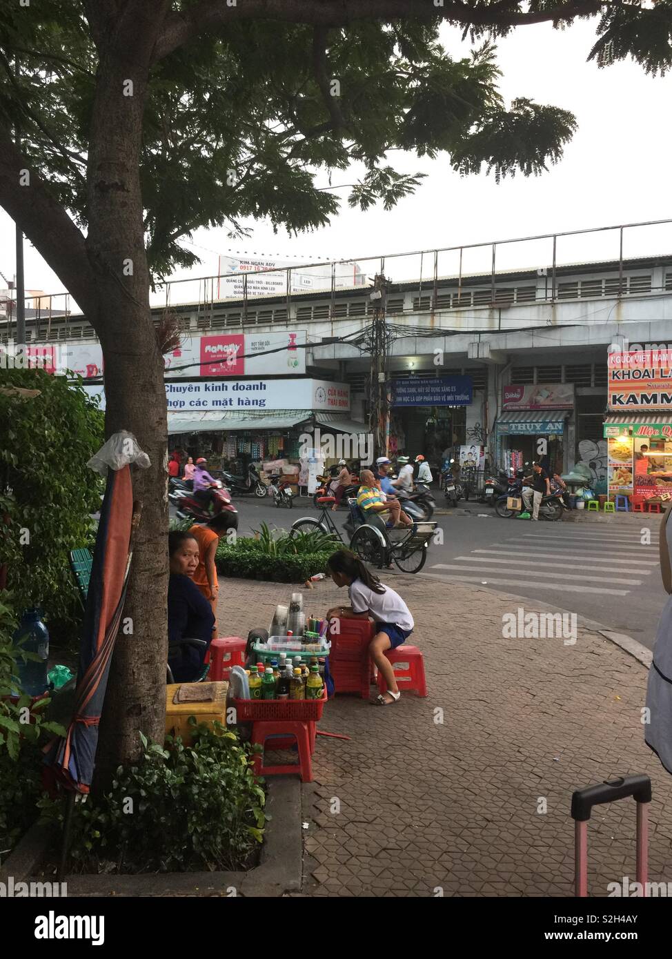 Côté vendeur de rue à Ho chi minh ville zone de marché. - Image de stock capturée avec un smartphone