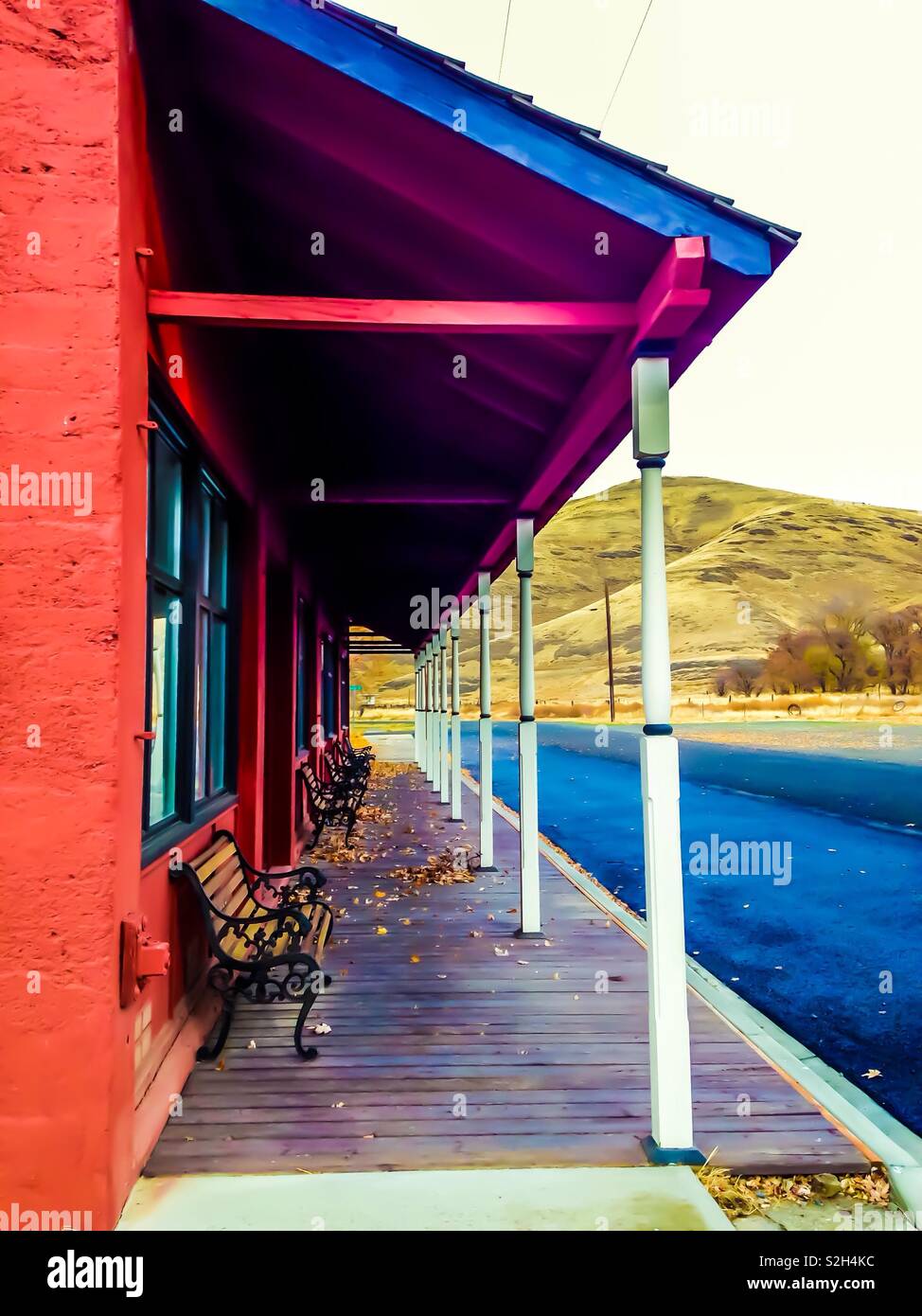 L'avant du magasin planche en bois de ronde avec colline derrière le Novembre - Image de stock capturée avec un smartphone