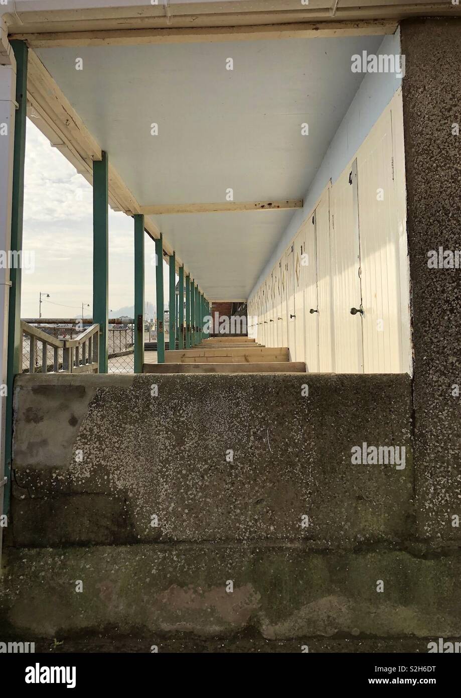 Voir le long d'une rangée de cabanes de plage à Filey Banque D'Images