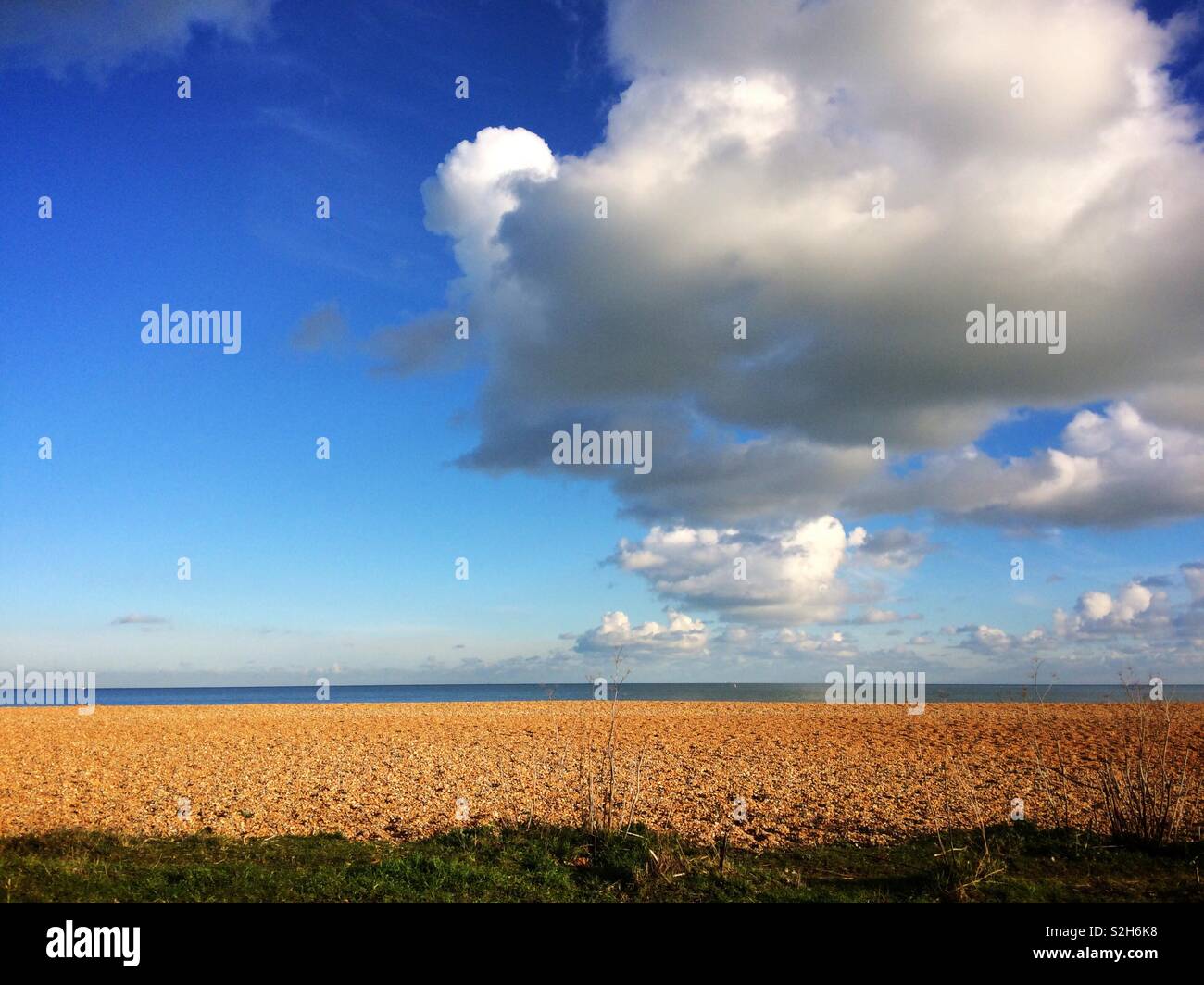 Nuages au-dessus de l'immense plage de Deal, Kent, UK Banque D'Images