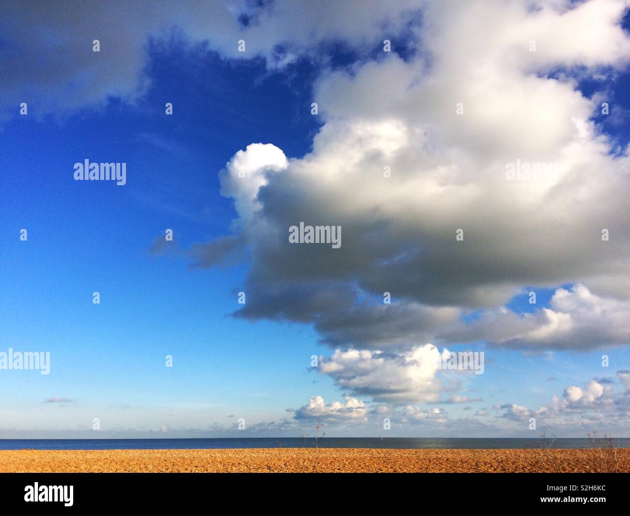 Nuages au-dessus de l'immense plage à traiter, Kent, UK Banque D'Images