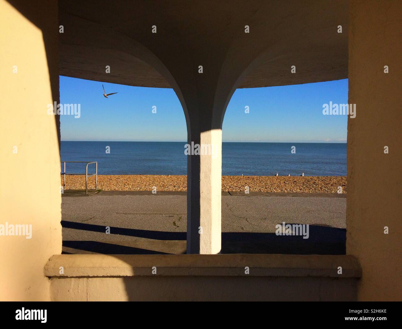 Années 1950, un abri le long de la promenade de la plage de Deal, Kent, UK Banque D'Images