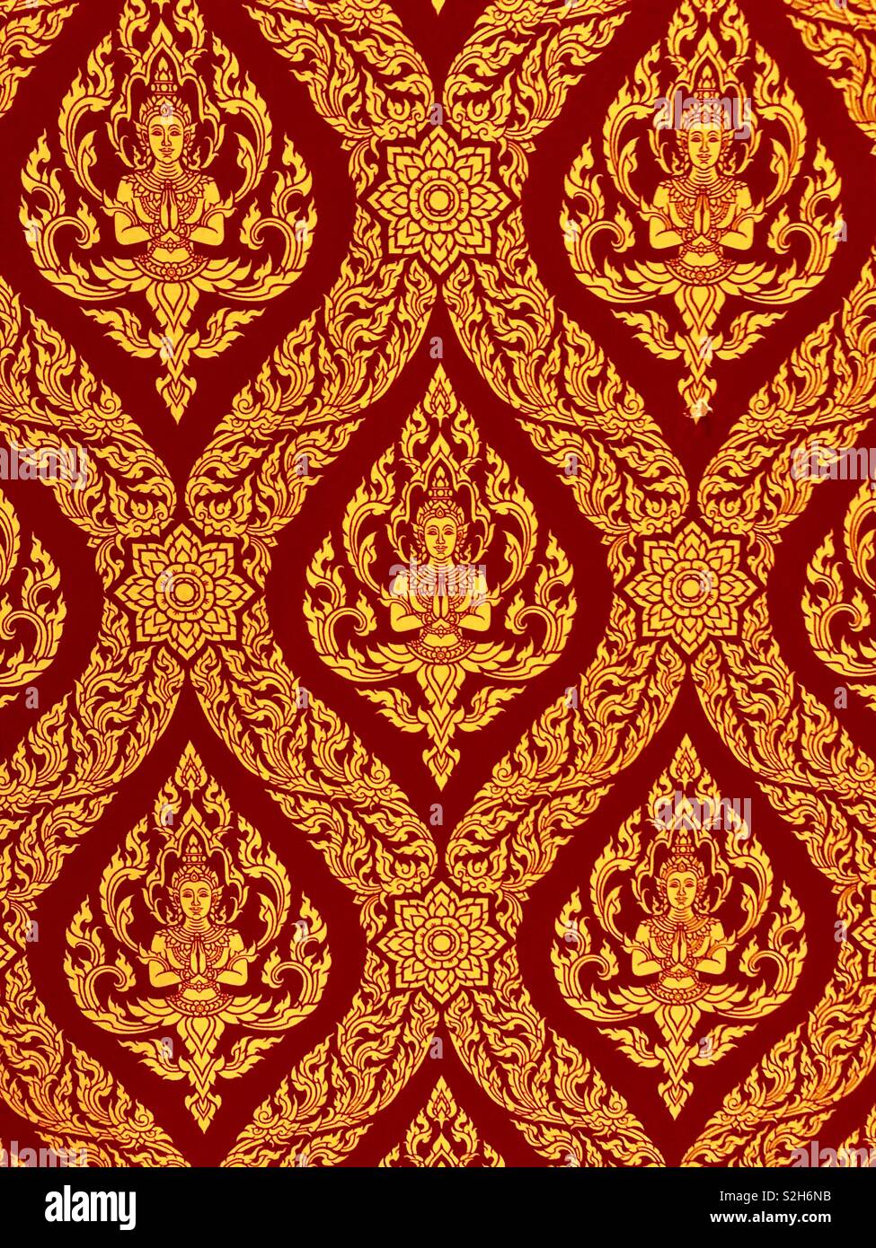 Détail de l'or et rouge papier peint Bouddha orné - Image de stock capturée avec un smartphone