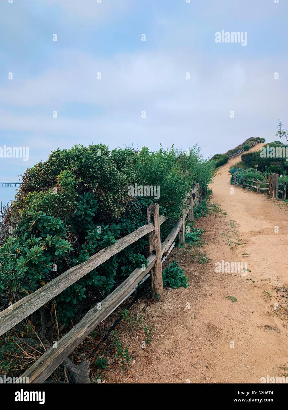 Marcher le long des dunes océan, près de Santa Barbara en Californie. Banque D'Images