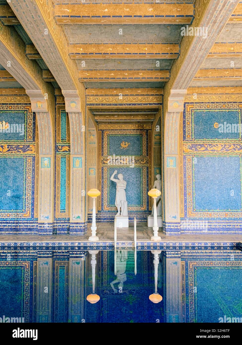La piscine romaine à l'intérieur à Hearst Castle en Californie. Conçu pour équiper les Grecs et les Romains dieux et déesses. Banque D'Images