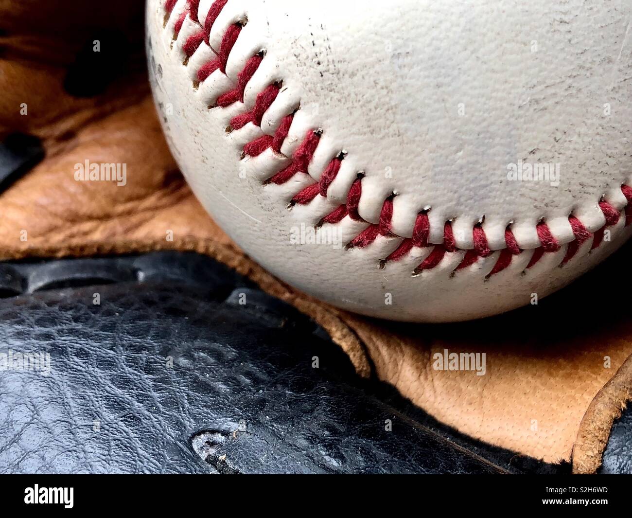 Close up of a baseball dans un gant de cuir Banque D'Images