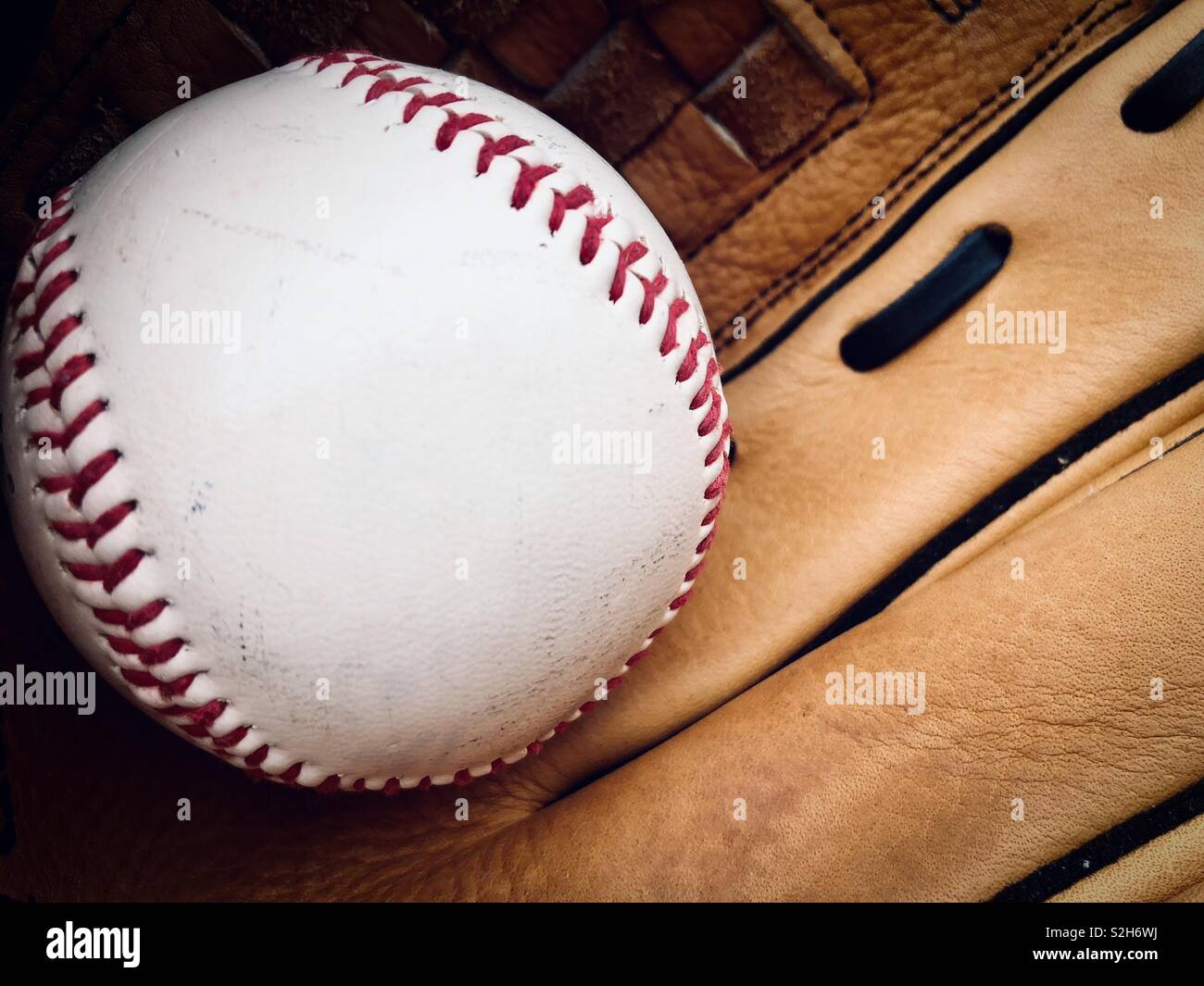 Le baseball dans un cuir catcher mitt Banque D'Images