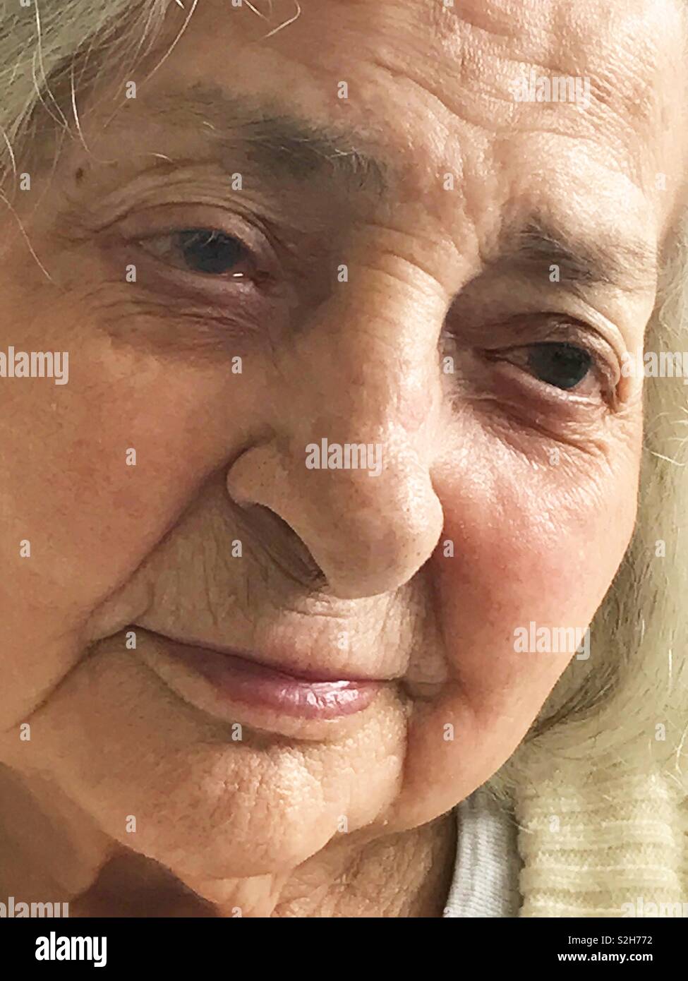 Vieille et belle dame. Voir de très près. - Image de stock capturée avec un smartphone