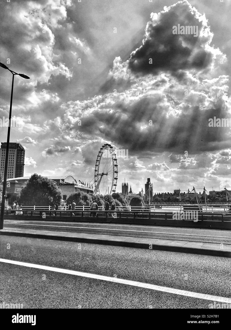 Une vue sur le London Eye de Waterloo Bridge. London, Royaume-Uni Banque D'Images