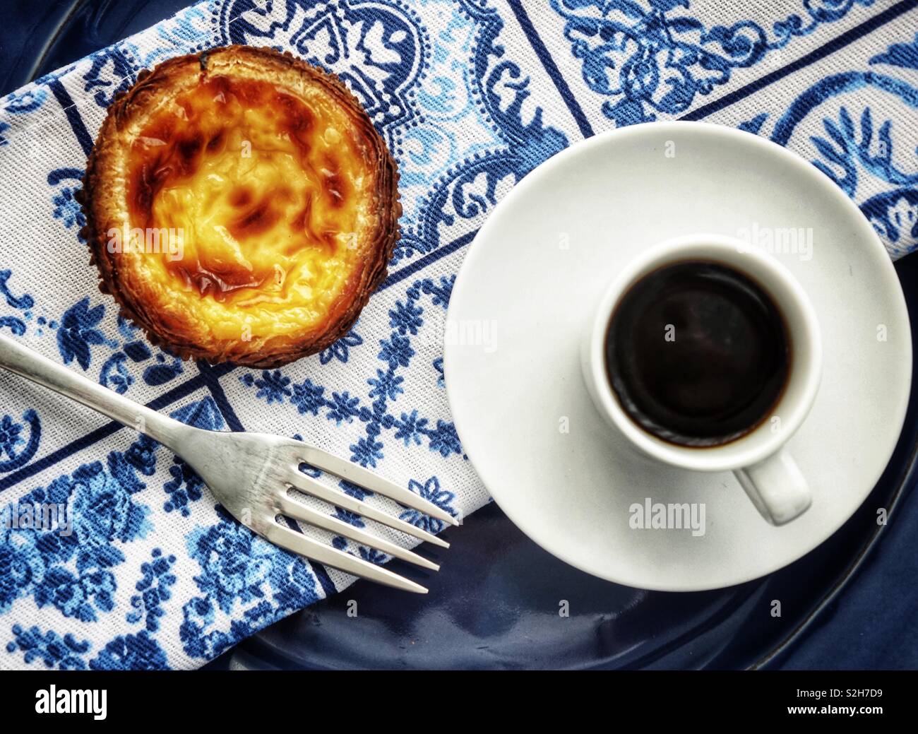 Pastel de Nata flan avec un café expresso portugais préféré traiter Banque D'Images