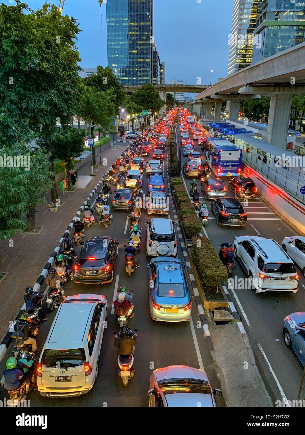 Le trafic de Jakarta à l'arrêt. La grille quotidienne d'obtenir à la maison du travail. Banque D'Images