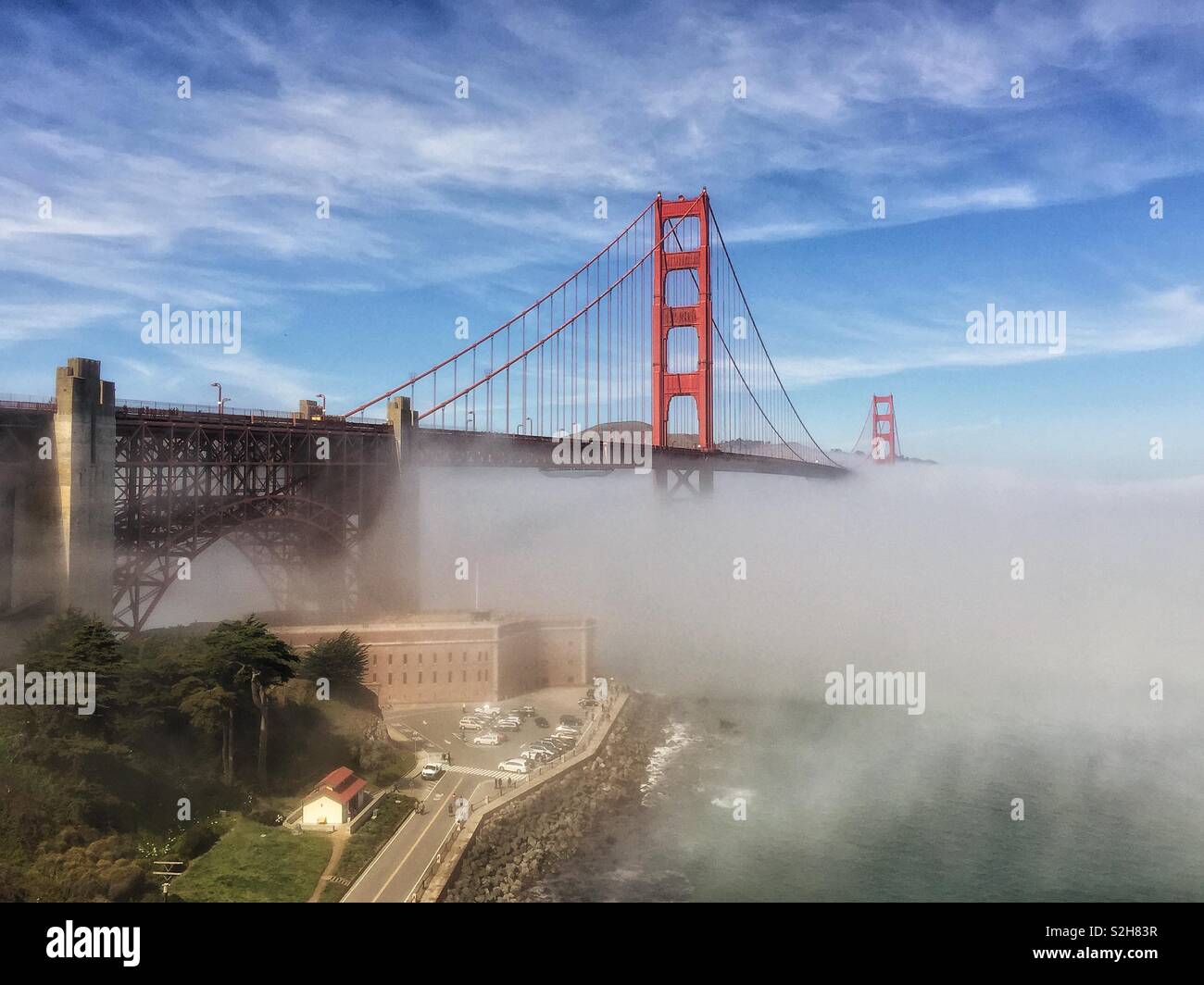Sous forme de brouillard bas sous le Golden Gate Bridge sur un début de matinée de printemps, San Francisco, California, USA Banque D'Images