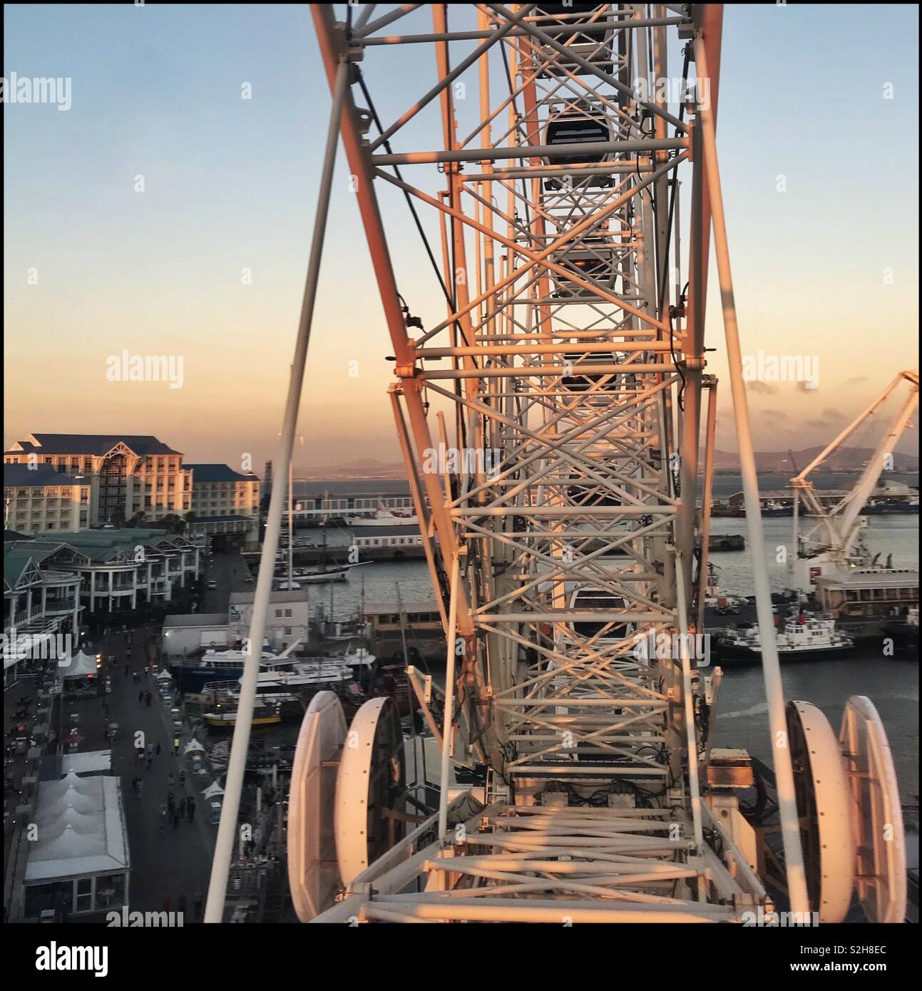 Vue de la roue, V&A Waterfront, Cape Town, Afrique du Sud. Banque D'Images