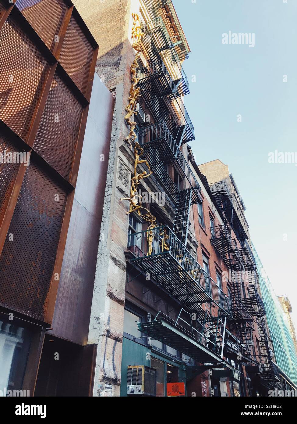 Les bâtiments avec art sur Bond Street, New York City. - Image de stock capturée avec un smartphone