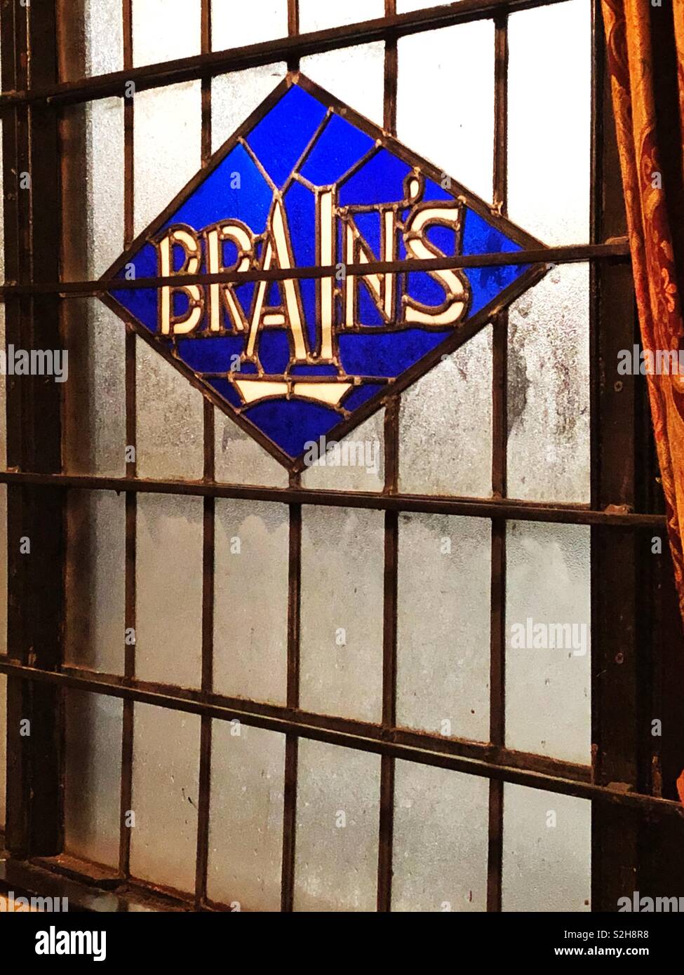 Fenêtre d'un pub à bière publicité Cardiff Brains. Banque D'Images